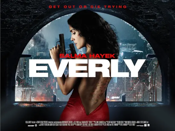 Cartel alternativo Cartel alternativo con Salma Hayek de espaldas con un arma y el título Everly superpuesto