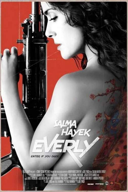 Cartel de la película Cartel de la pelicula en la que se ve a Salma Hayek de perfil en blanco y negro sobre fondo rojo y con una arma automatica