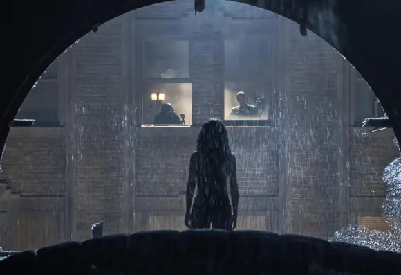 fotograma de la película Silueta de una mujer ante un gran ventanal destrozado