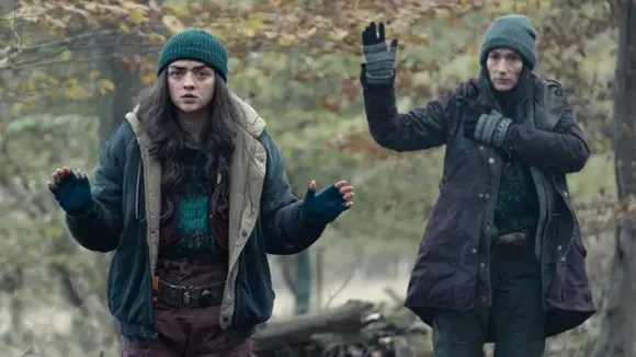 Madre e hija levantando las manos