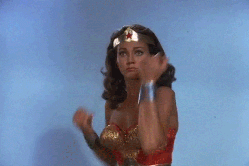 La wonder woman original Wonder woman parando una bala con su brazalete en la serie de televisión de los años 70