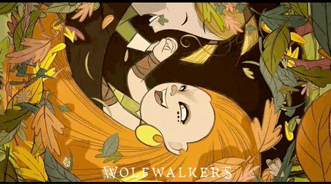 La belleza de algunas escenas es innegable dos niñas dando vueltas mientra un monton de hojas giran a su alrededor